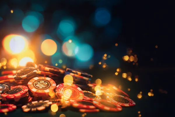 7KBT — Uma experiência de jogos de alto nível sem limites Uma mulher em um vestido verde luxuoso ao lado de uma roleta ornamentada, capturando o clima sofisticado do 7KBT.